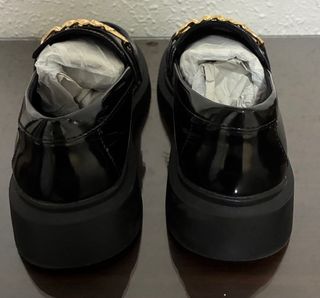 Zapatos Zara niña charol cadena dorada T35