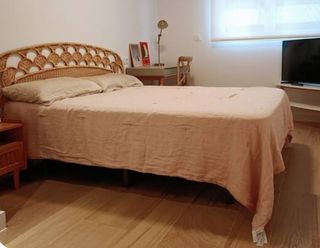 Cama matrimonio, cabecero ratán y mesillas madera