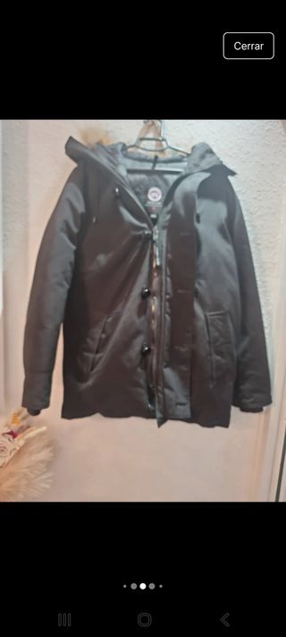 Chaqueta Negra con Capucha y Pelo