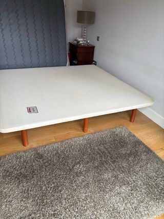 Base tapizada 1.80x1.90 con patas