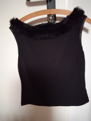 Blusa negra con cuello de pelo