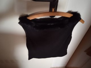 Blusa negra con cuello de pelo