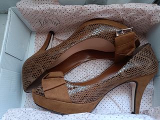Zapatos de fiesta tacón marrón y dorado