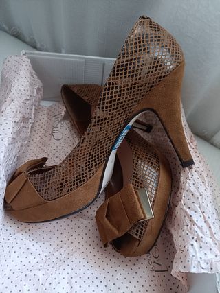 Zapatos de fiesta tacón marrón y dorado