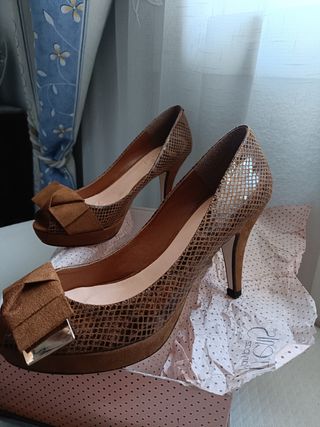Zapatos de fiesta tacón marrón y dorado