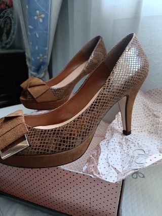 Zapatos de fiesta tacón marrón y dorado
