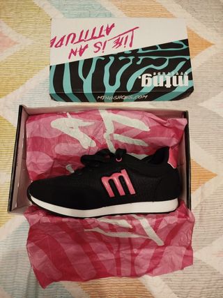 Zapatillas Mustang Negras y Rosas
