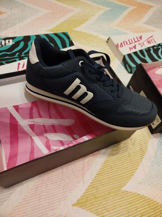 Zapatillas Mustang Negras y Rosas
