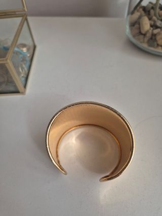 Brazalete dorado con textura