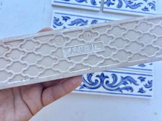 Cenefa con ornamentos azules