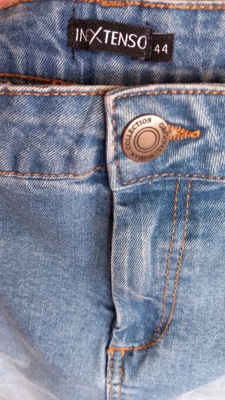 2 prendas. Falda vaquera corta y blusa entretiempo