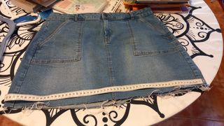 2 prendas. Falda vaquera corta y blusa entretiempo