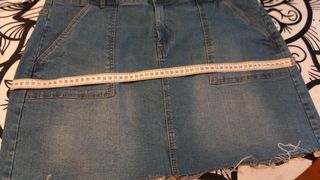 2 prendas. Falda vaquera corta y blusa entretiempo