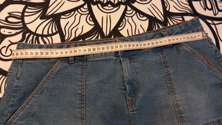 2 prendas. Falda vaquera corta y blusa entretiempo