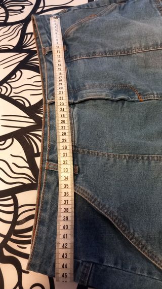 2 prendas. Falda vaquera corta y blusa entretiempo