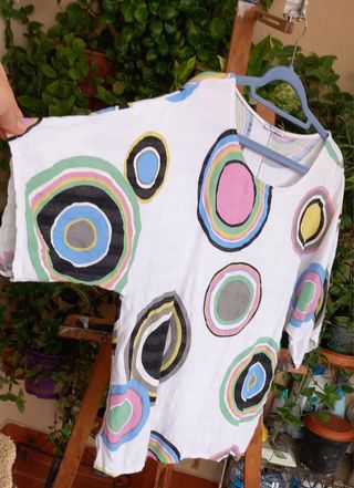 2 prendas. Falda vaquera corta y blusa entretiempo