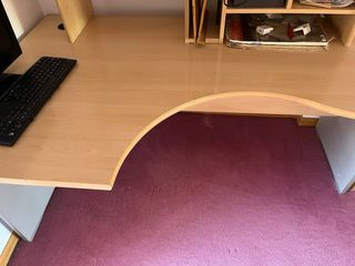 Escritorio de madera muy grande con estanteria