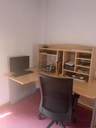 Escritorio de madera muy grande con estanteria