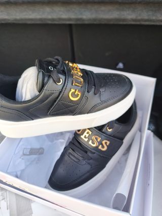 Scarpe Guess nere con logo dorato