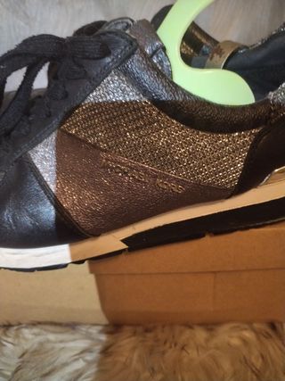 Zapatillas Michael Kors Negras y Plateadas
