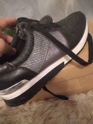 Zapatillas Michael Kors Negras y Plateadas