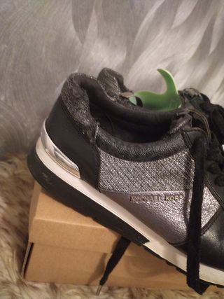 Zapatillas Michael Kors Negras y Plateadas