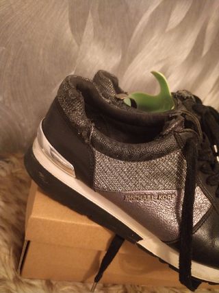 Zapatillas Michael Kors Negras y Plateadas