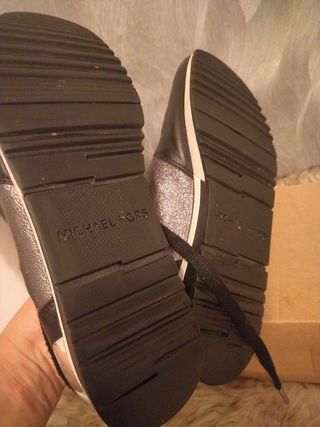 Zapatillas Michael Kors Negras y Plateadas