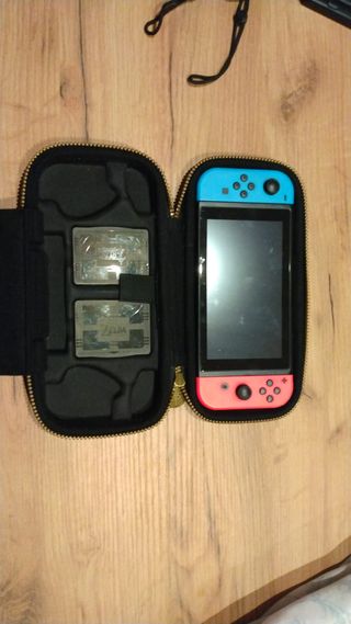 Nintendo Switch blu e rosso con custodia