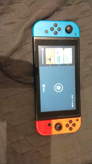 Nintendo Switch blu e rosso con custodia