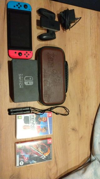 Nintendo Switch blu e rosso con custodia