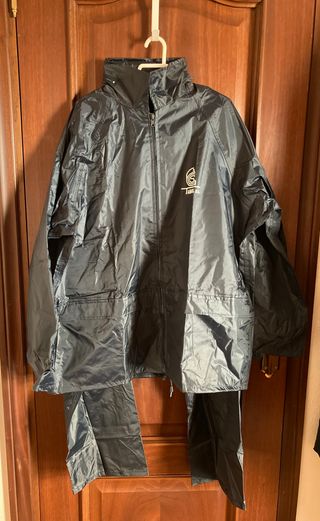 Conjunto impermeable: chaqueta y pantalón