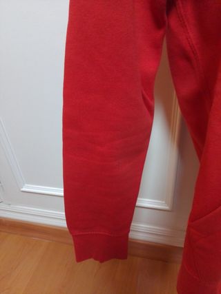 Sudadera con capucha roja