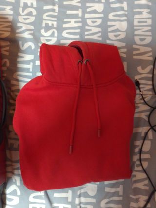 Sudadera con capucha roja