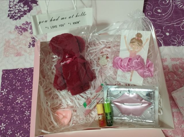 Caja de regalo sorpresa con osito y cosméticos