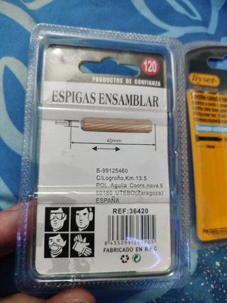 Tornillos y tacos de madera