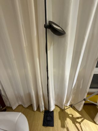 Lámpara de pie halógena negra