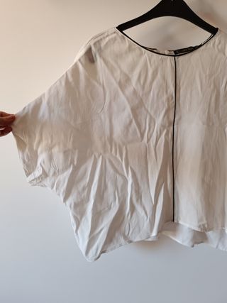 Blusa blanca acampanada de Zara