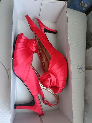 Zapatos de fiesta rojos con flor