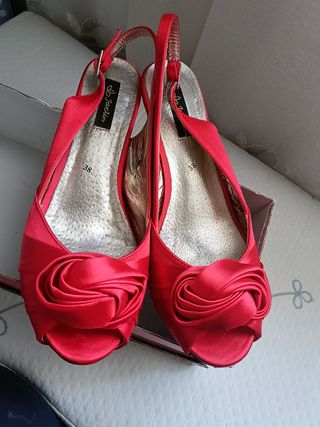 Zapatos de fiesta rojos con flor