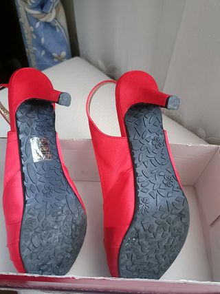Zapatos de fiesta rojos con flor