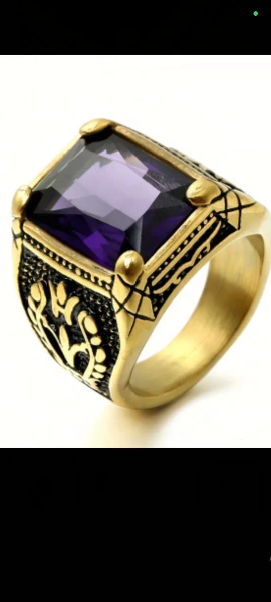 Anello in oro con pietra viola