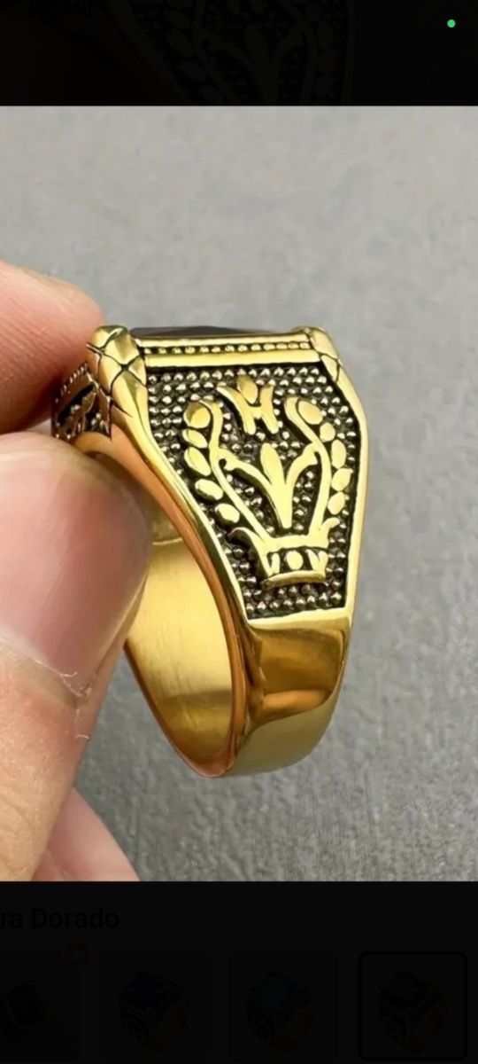 Anello in oro con pietra viola