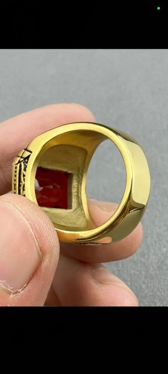 Anello in oro con pietra viola