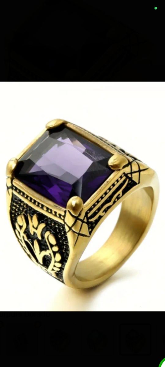 Anello in oro con pietra viola