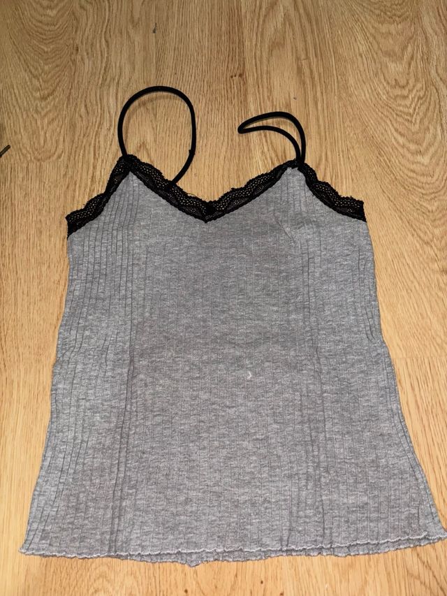 Camiseta tirantes gris con encaje negro