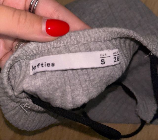 Camiseta tirantes gris con encaje negro