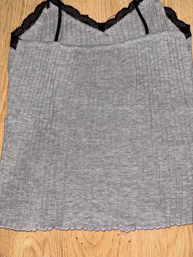 Camiseta tirantes gris con encaje negro