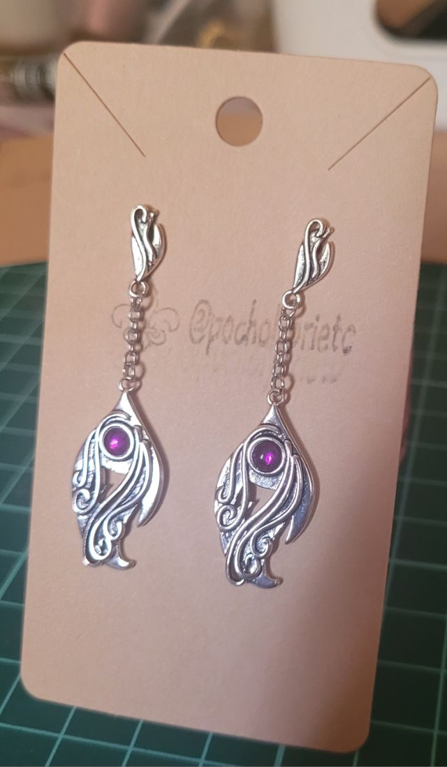 Pendientes largos irregulares tallados