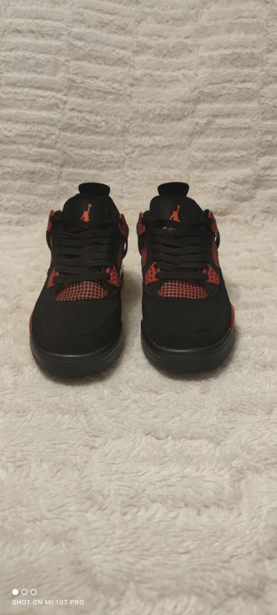 Zapatillas Negras y Rojas